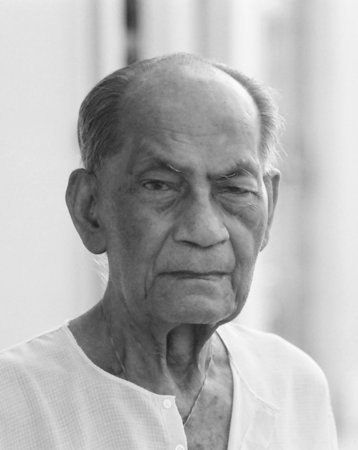 Nirodbaran studierte an der Universität in Edinburgh mit einem Abschluss in Medizin. Während er in Paris war, erfuhr er von Dilip Kumar Roy von Sri Aurobindo und Mirra Alfassa. 1930 besuchte er zum ersten Mal den Ashram in Pondicherry.\\n\\n22.01.2018 15:20